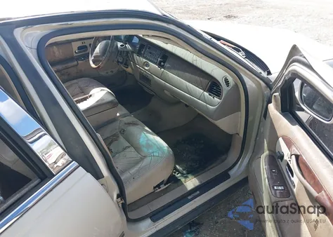 2002 Lincoln Town Car Cartier z USA, uszkodzony, nr VIN 1LNHM83W22Y671238